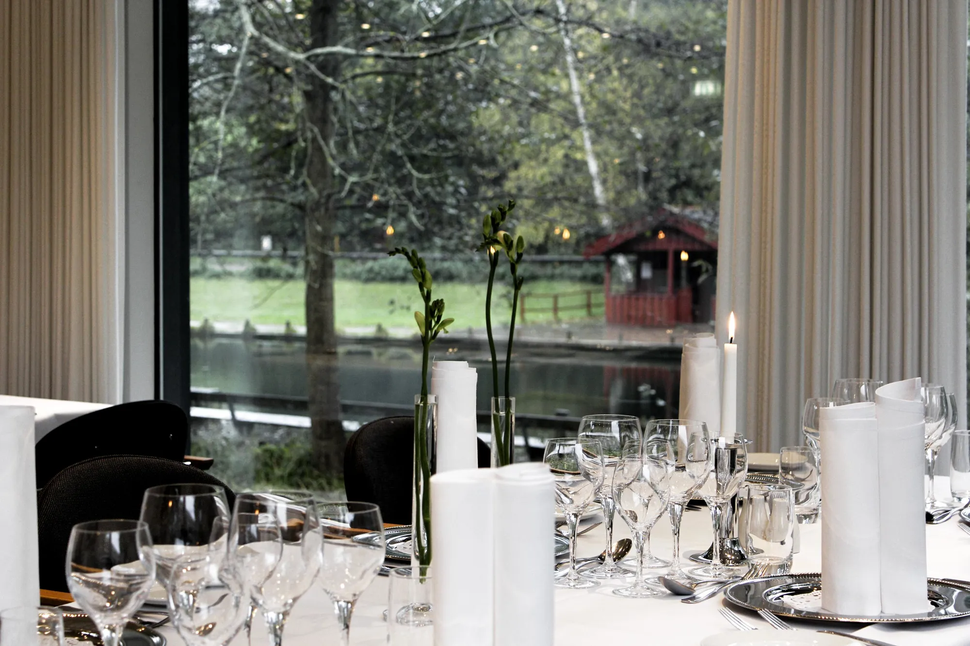Sinatur dining and meeting room setup